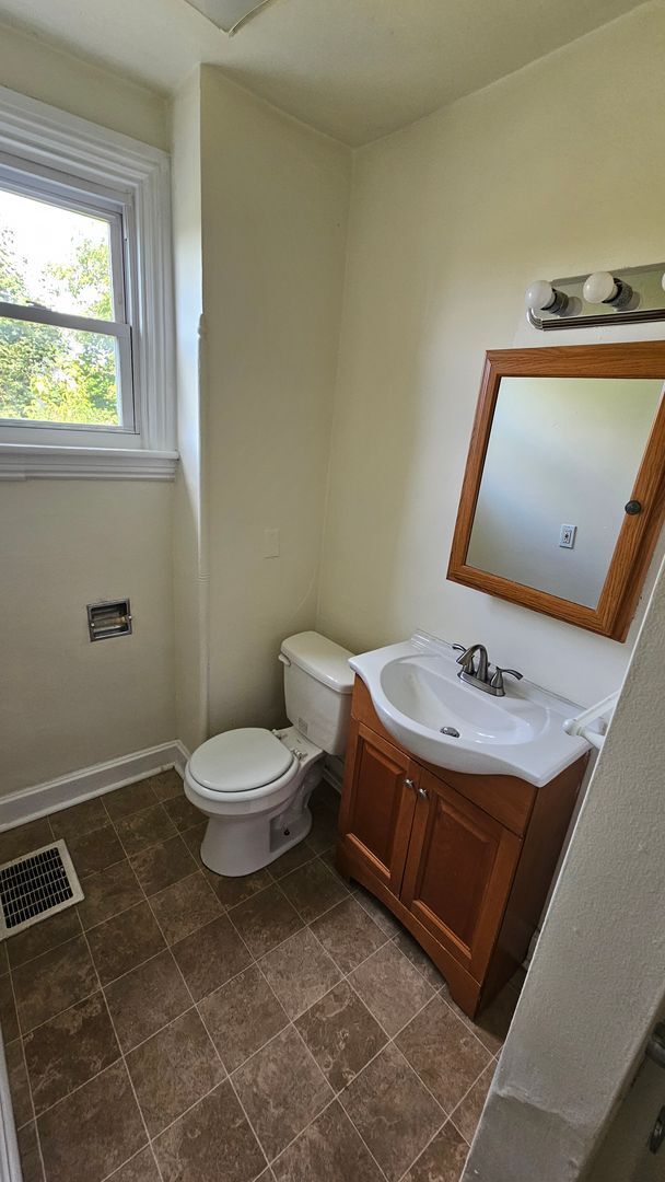 Building Photo - 3 Bedroom Duplex!