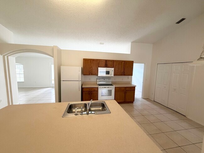 Building Photo - 10 Pinelynn Dr