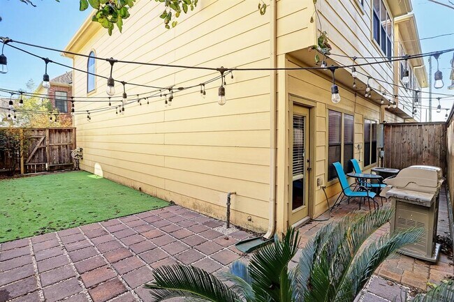 Building Photo - 321 Cage St