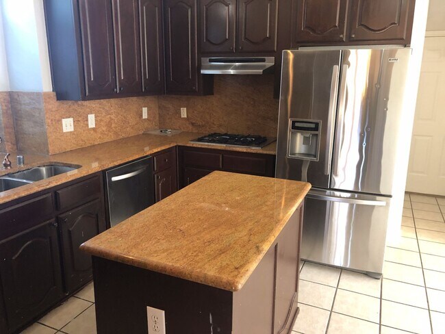 Building Photo - 5 Bedrooms in Richardson!