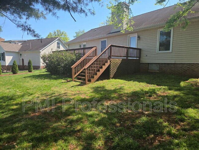 Building Photo - 2426 Bennington Dr