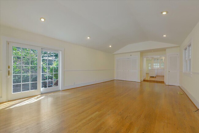 Building Photo - 1525 Cypress Ave