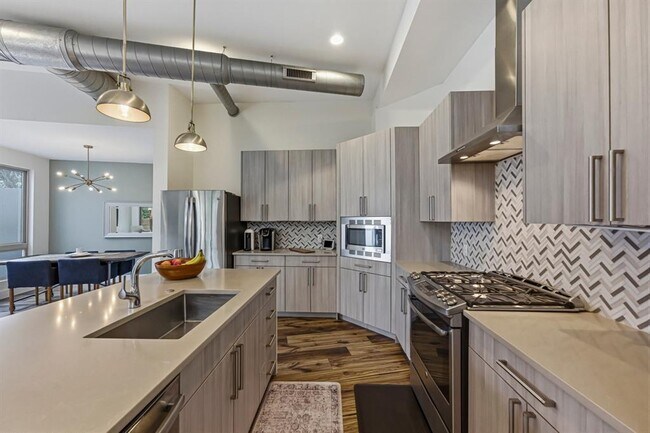 Building Photo - 1405 Camelot Cir