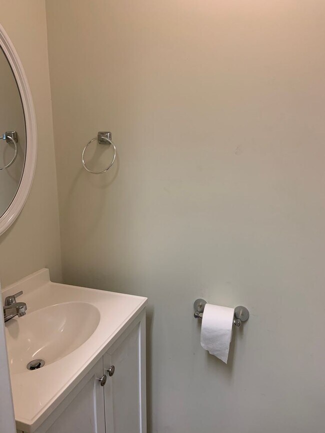 Building Photo - 3 BR between North Elm and North Church