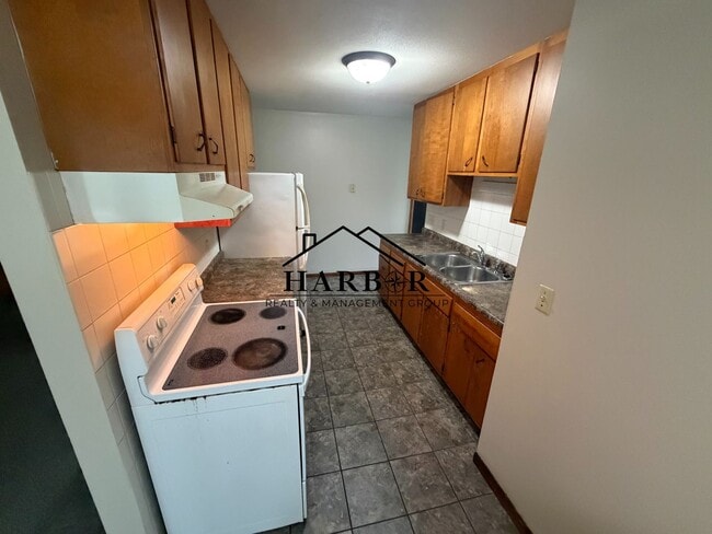 Building Photo - 204 11th Ave NW