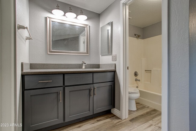 Building Photo - 2215 W Augusta Ave