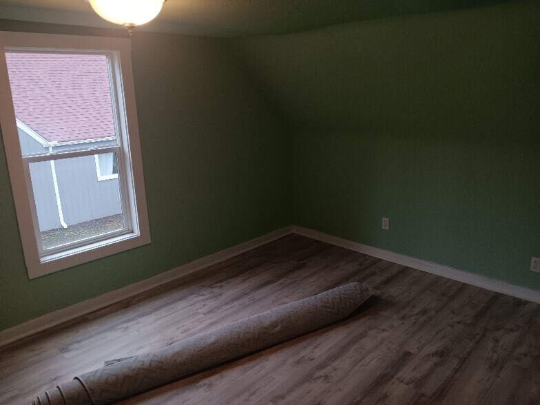 Building Photo - 4250 NE Hwy 20