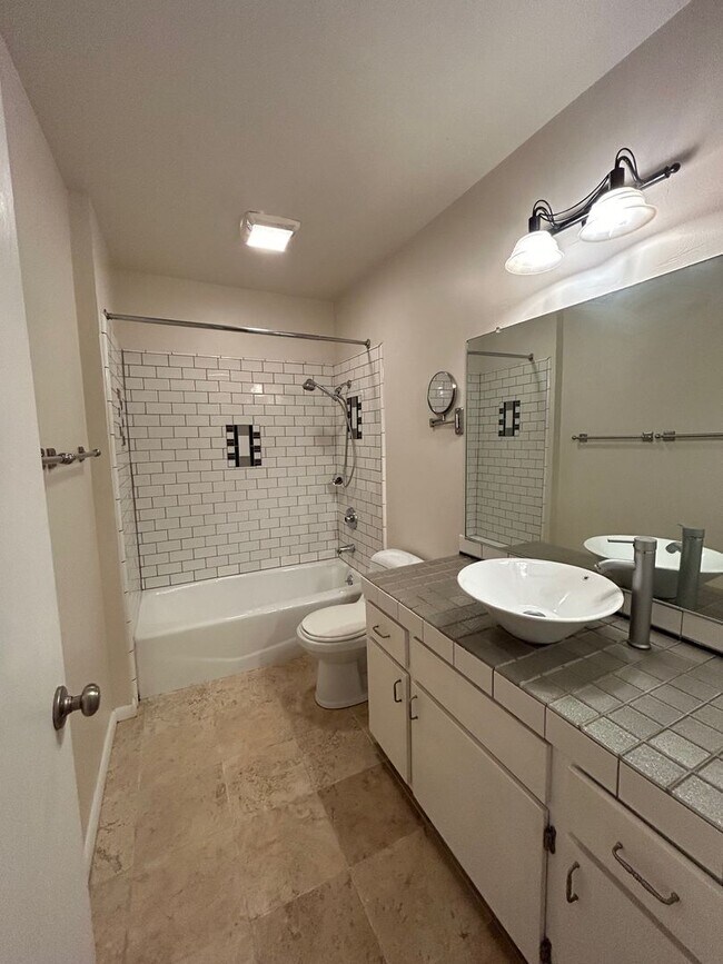 Building Photo - 570 Peach St