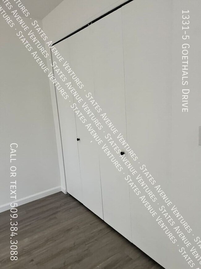 Building Photo - 1331 Goethals Dr