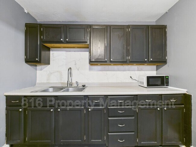 Building Photo - 7424 Bellefontaine Ave