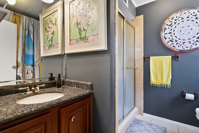 Building Photo - 208 W Saturn Ln