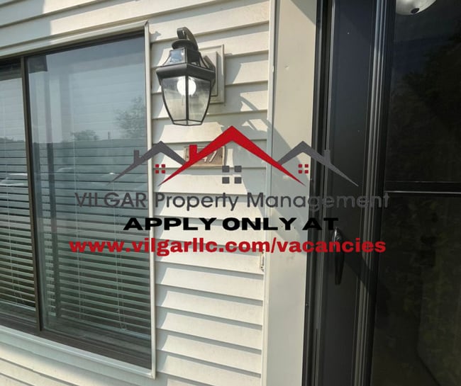 Building Photo - Spacious 3 Bed / 1.5 Bath Town-Home in Mer...