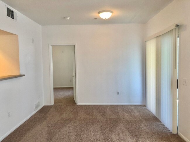 Building Photo - Spacious 2Bed/2Bath 2nd Floor Condo located in The Reagent at Town Center !