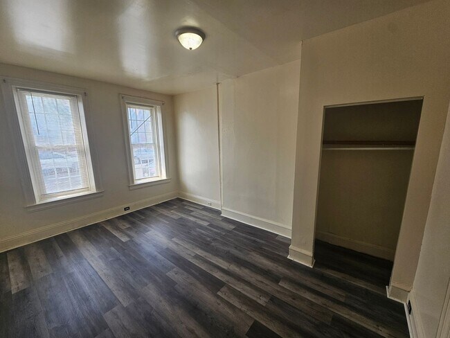 Building Photo - 569 W Philadelphia St