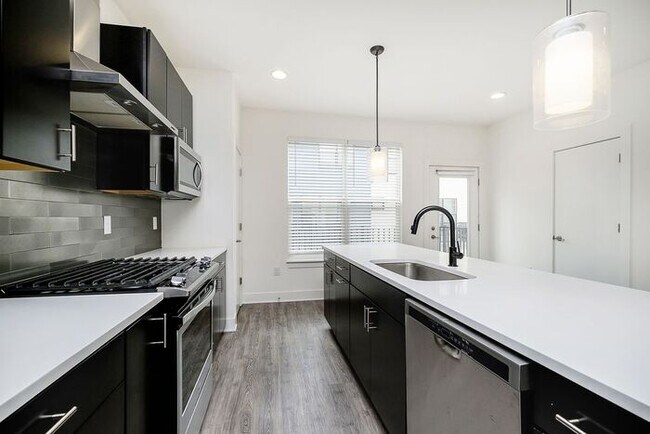 Building Photo - 2 Bed 2.5 Bath Townhome in Herron Morton!