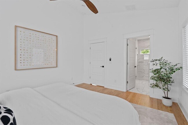 Building Photo - 402 W 55th St