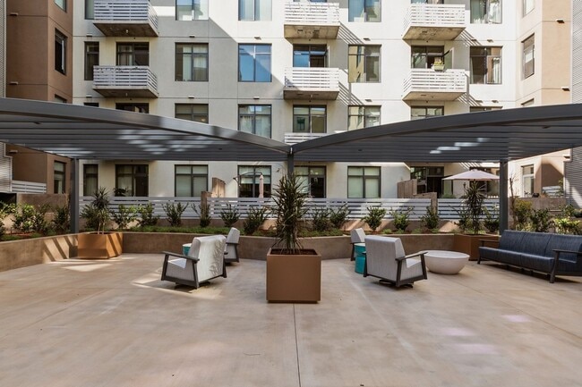 Building Photo - Modern Chic 2 bedroom at M2i