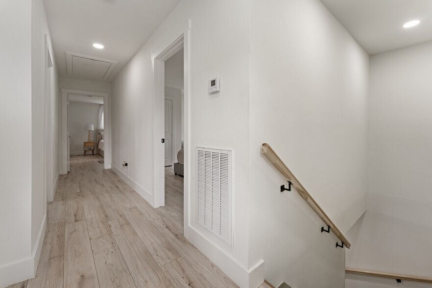 Building Photo - 9919 Golden Sunshine Dr