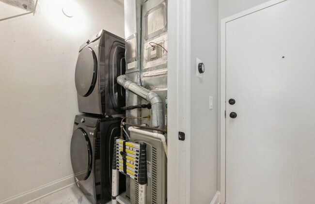 Building Photo - 1500 W Monroe St