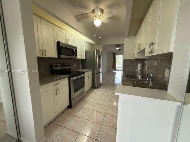 Building Photo - 950 SW 138th Ave