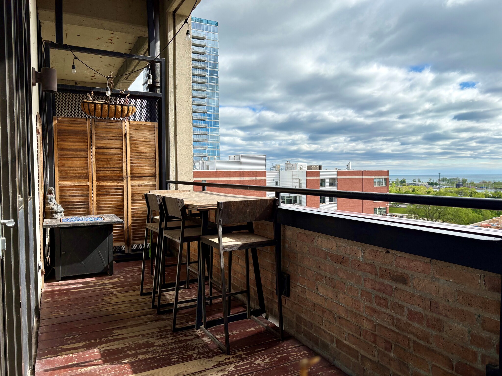 balcony north - 320 E 21st St