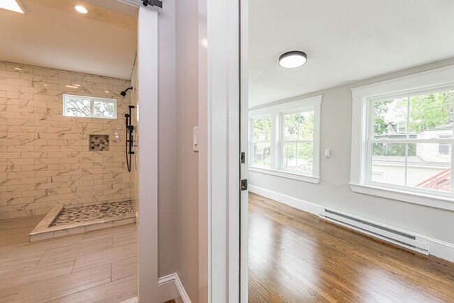 Building Photo - Modern 4bed 3 Bath with 3 parking