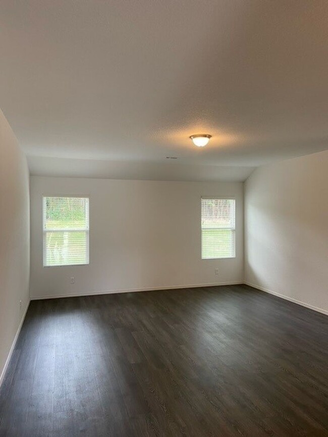 Building Photo - New Year's Promotion! Three Bedroom | Two ...