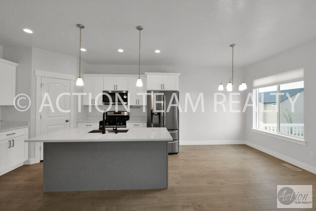 Building Photo - Mid-Row Townhome located in Bluffdale!