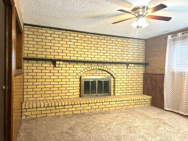 Building Photo - 5890 Del Paz Dr