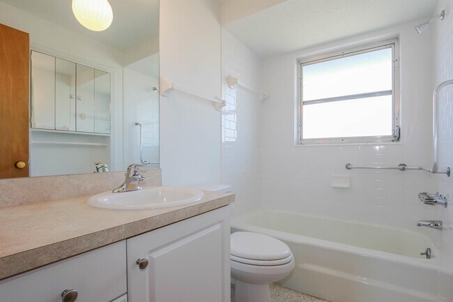 Building Photo - 3244 Pinetree St