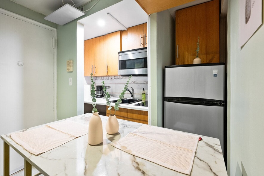 Building Photo - 252 E 33rd St