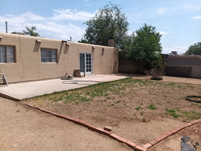 Building Photo - 3 Bedroom, 2-Bathroom in the NE Heights, Close to Everything.