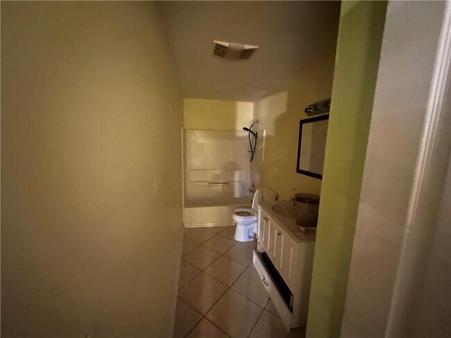 Building Photo - 61 Longwood Ct