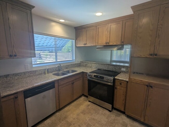 Building Photo - Single Story Home 4 bedroom + Enclosed pat...