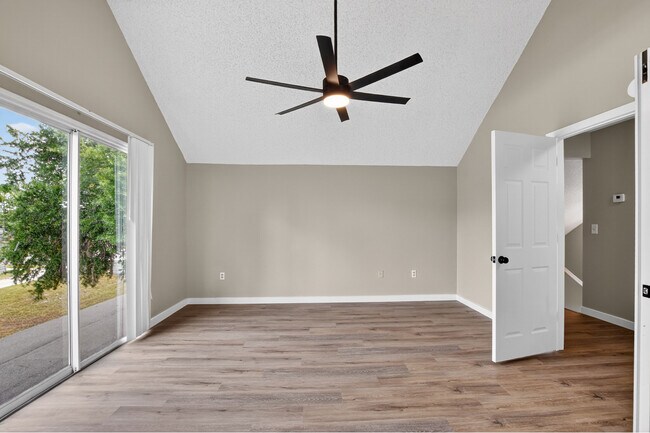 Building Photo - 802 Arietta Cir N