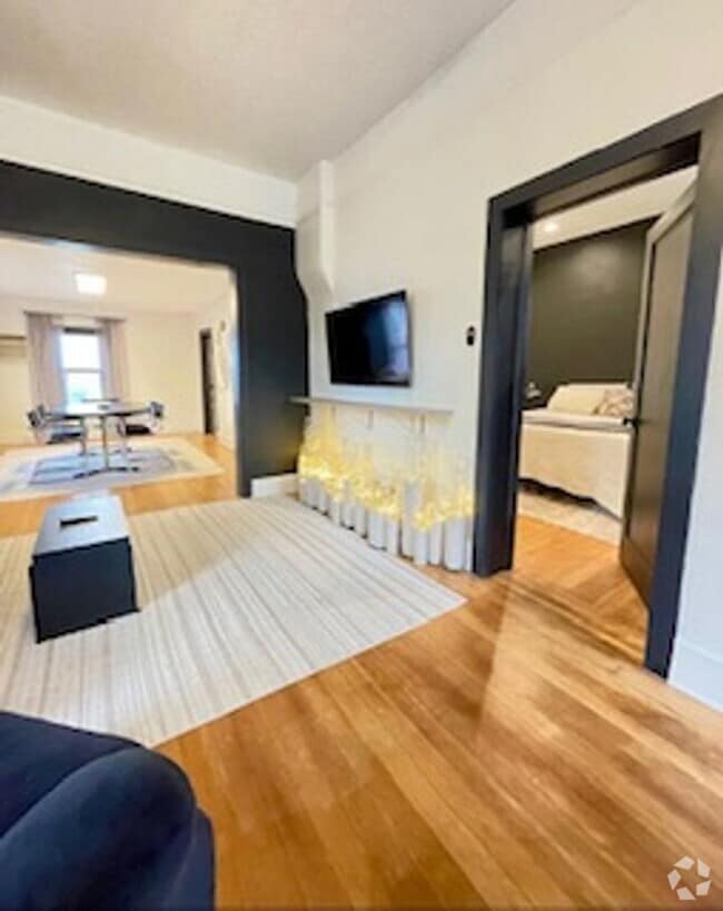 Building Photo - Charming 2BR Home with Vintage Style, Fenc...