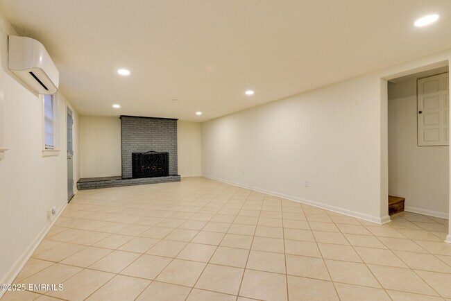 Building Photo - 1390 N Hills St