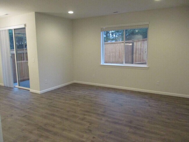 Building Photo - 3 Bedroom, 2.5 Bathroom Andasio Villiage H...