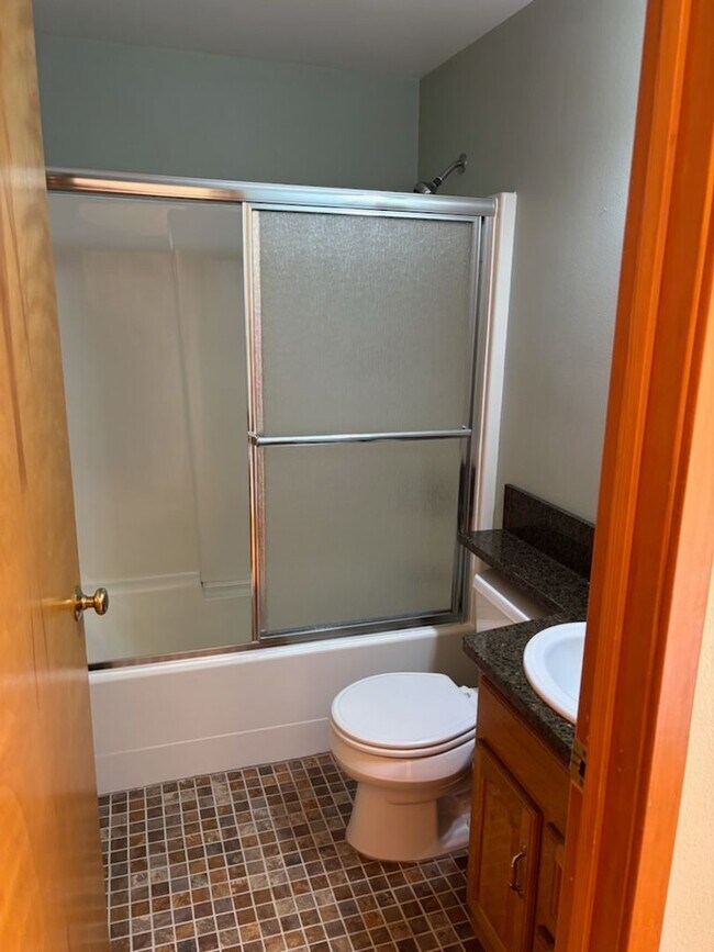 Building Photo - Welcome to this charming and inviting 3-bedroom, 1.5-bath home