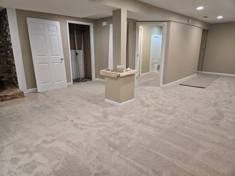 Building Photo - 2125 Hollywood Blvd