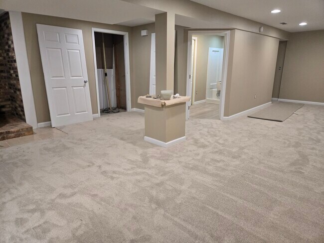 Building Photo - 2125 Hollywood Blvd