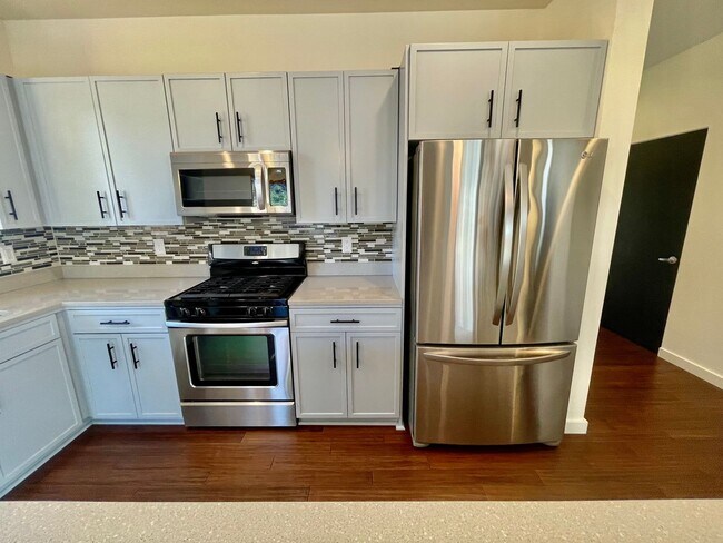 Building Photo - ** HALF MONTH'S FREE RENT **Modern 3bd/2.5...