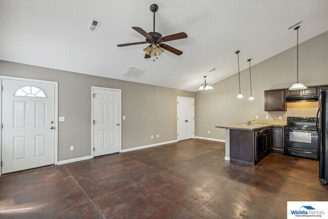 Building Photo - 3 bedroom, 2 bath duplex