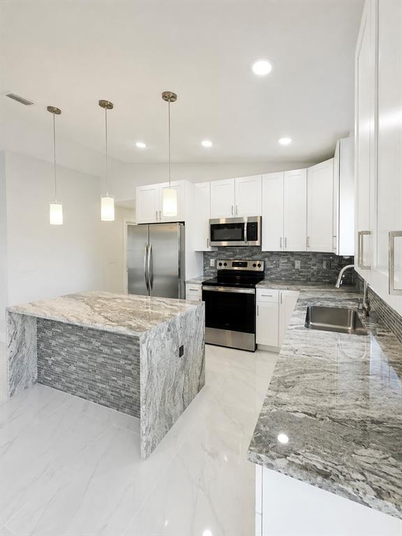 Building Photo - 7016 Golf Club Dr