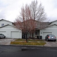 Building Photo - 2 Bed/2.5 Bath Unit Convenient to Old Mill...