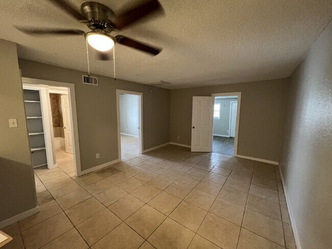 Primary Photo - 153 E Baylor St