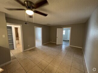 Building Photo - Two Bed/1 Bath, Close to Downtown