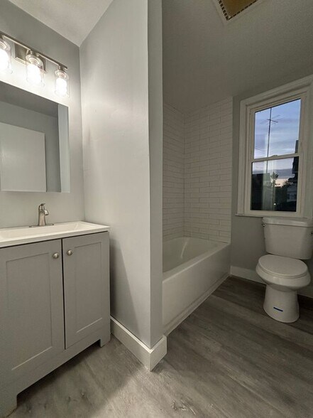 Building Photo - 1158 Howard Ave