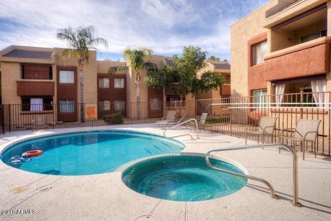 Building Photo - 4410 N Longview Ave