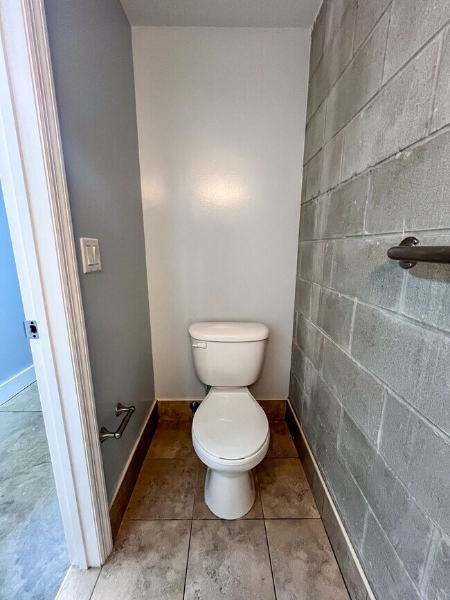 Building Photo - Lofts Oasis #117